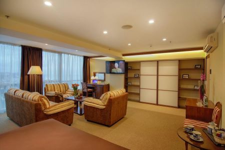 Джуниор Сюит