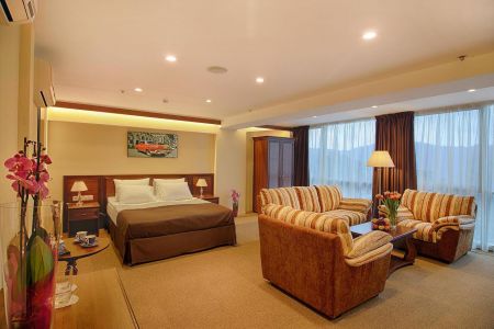 Джуниор Сюит