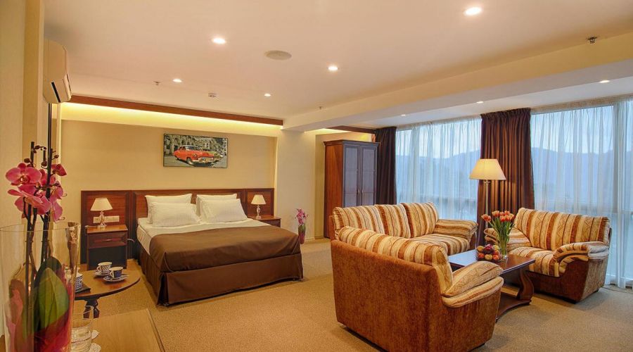 Джуниор Сюит